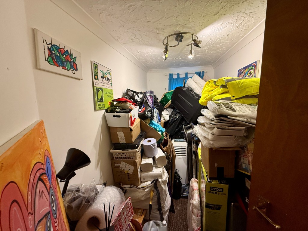 Lot: 48 - MIXED-USE INVESTMENT IN TOWN CENTRE - Flat 2 - Study